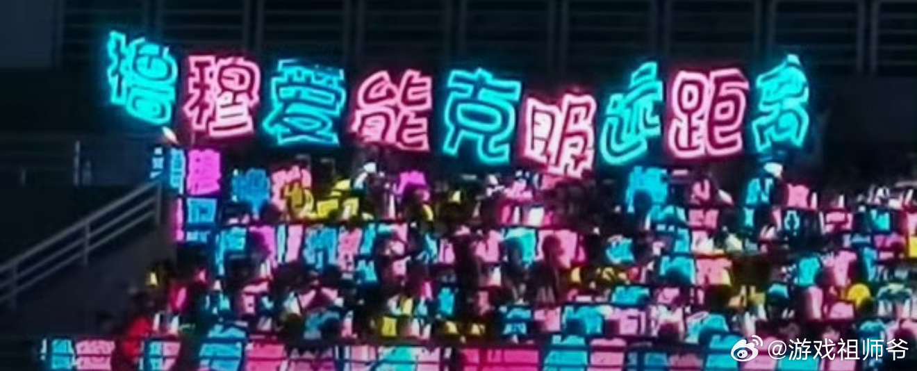 王橹杰对着蓝粉海偷笑王橹杰 化妆师这波嘴巴都咧开花了，果果还在说老爸偷笑，偷笑在