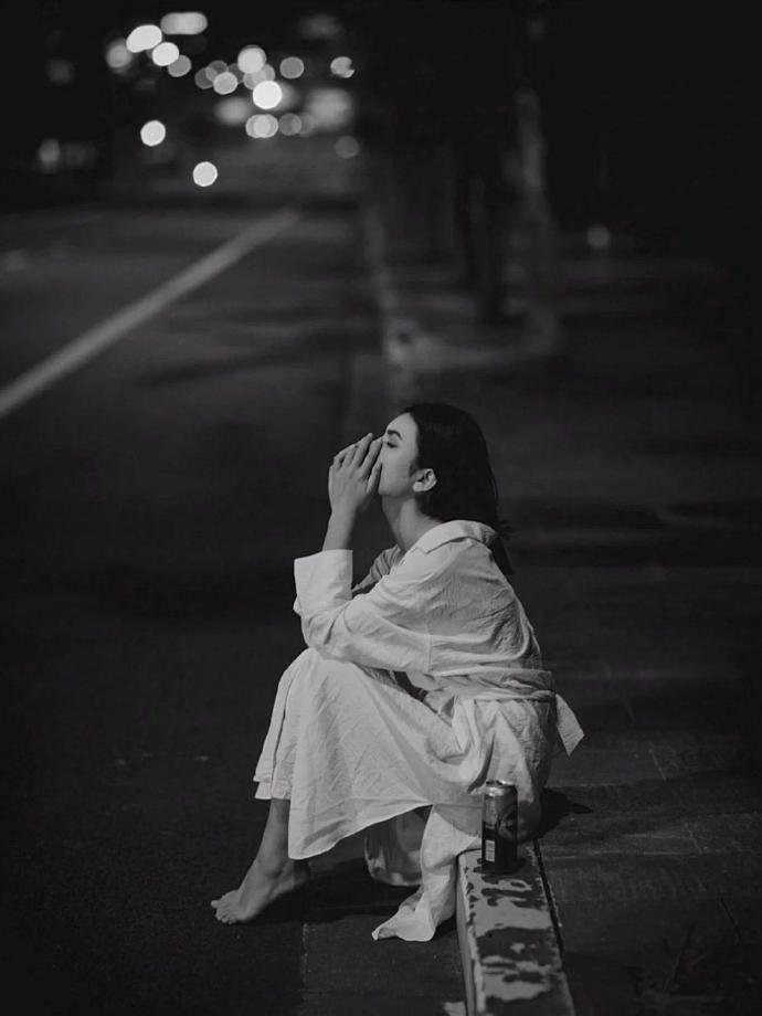 岁月万般寂寥。没有一颗心能温暖另一颗心，众生皆自独行。—— 睡前读书 