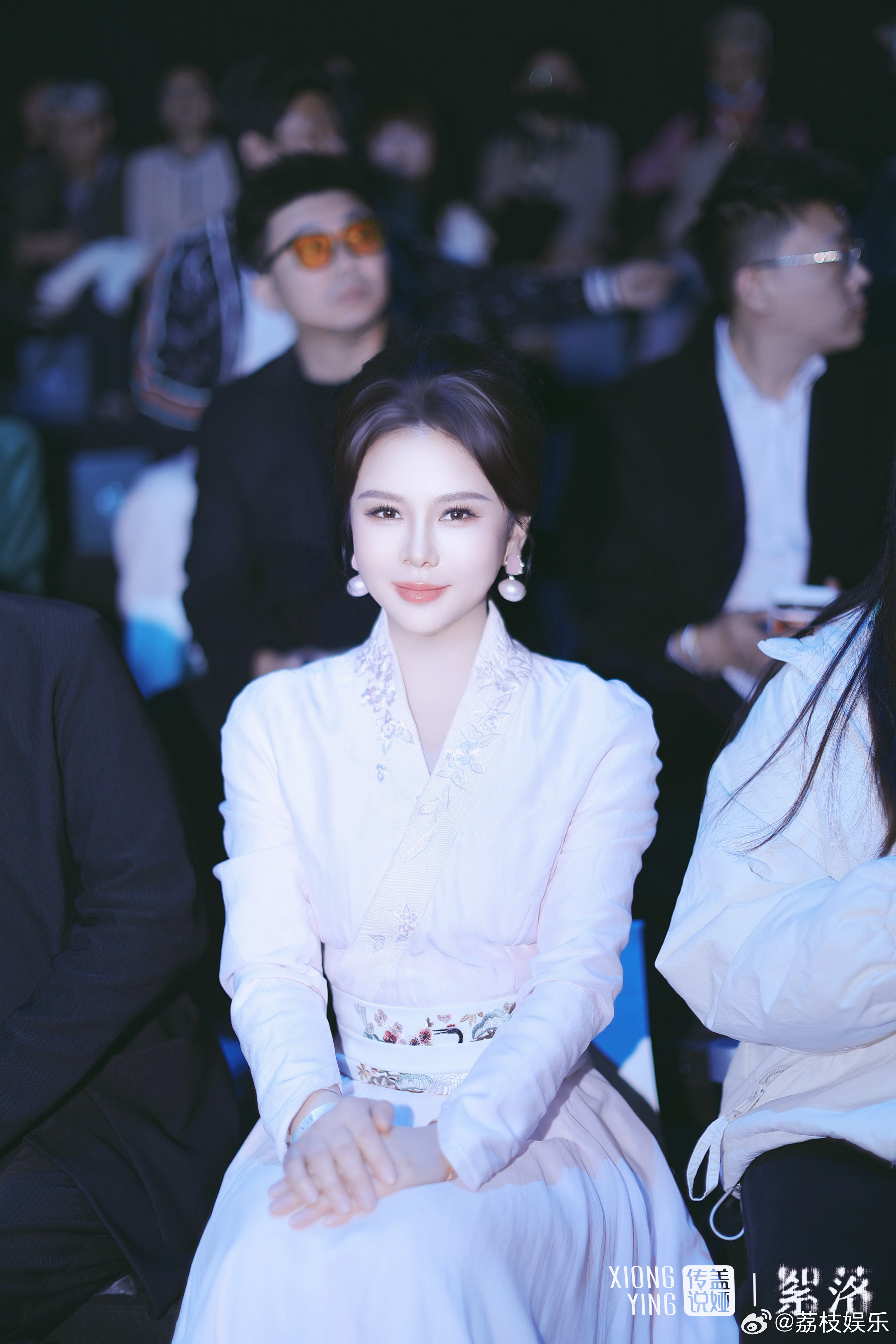 主持人刘美希亮相中国国际时装周开幕大秀 刘美希以优雅从容登台，完美融合东方韵味与