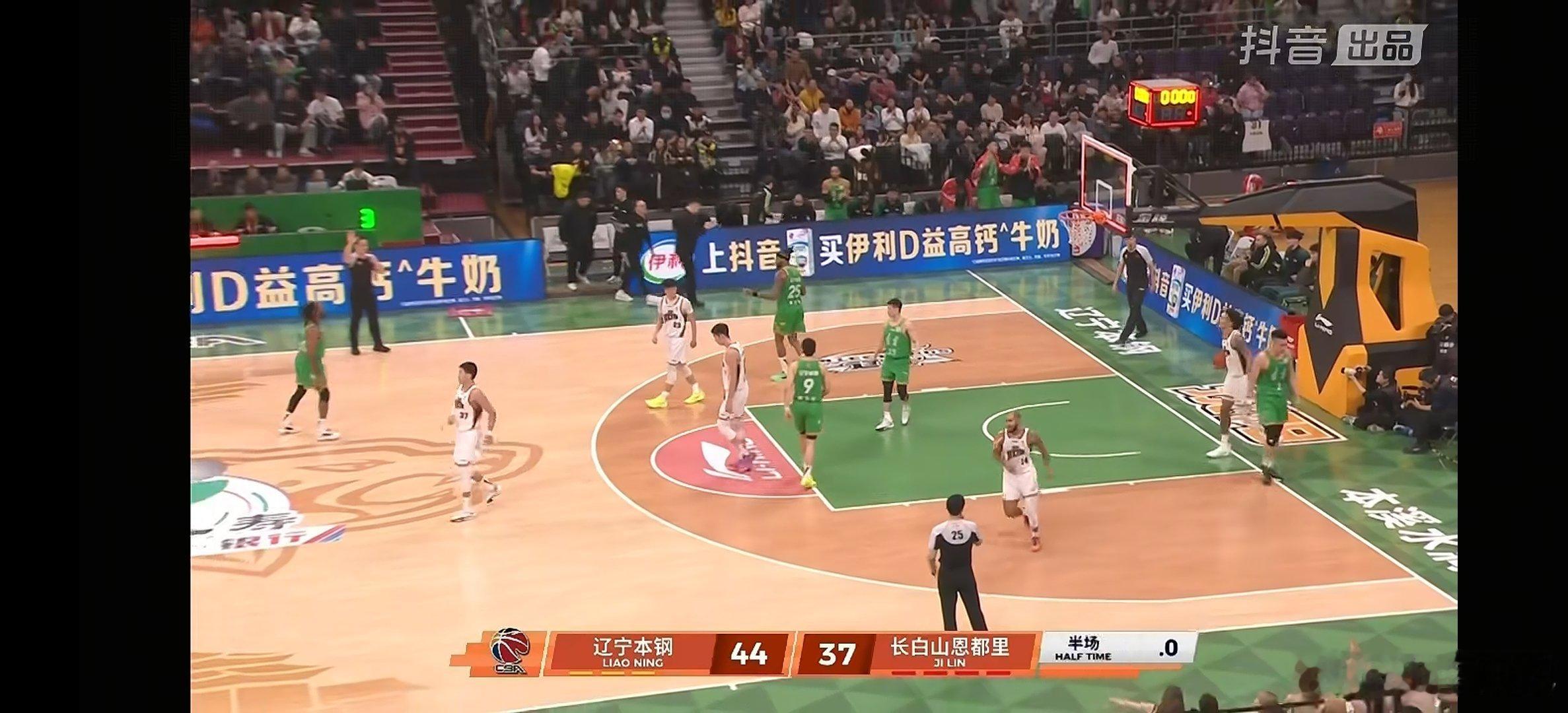 半场结束，44-37  辽宁本钢主场暂时领先吉林队。辽宁男篮vs吉林男篮cba