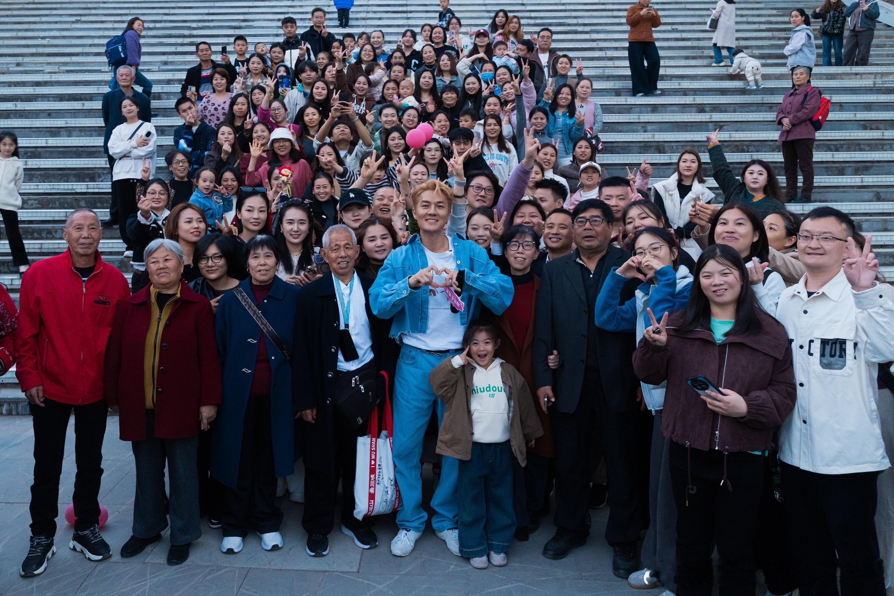 吴克群浪漫双杀！巫山 400 米头纱浪漫传递，重庆酒馆遇 “不设限神仙婆婆”——