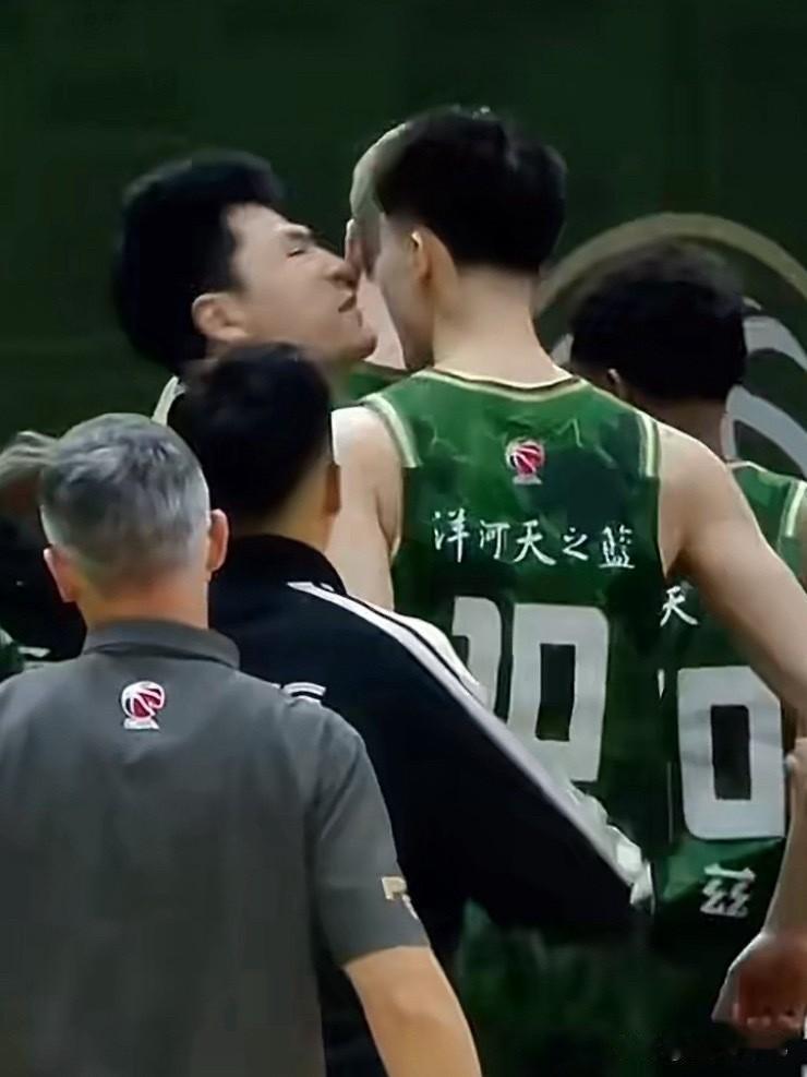 因小失大！赵柏青、郭昊文两大主力，比赛刚开打就因一次底线发球被抢断闹起矛盾。
赵