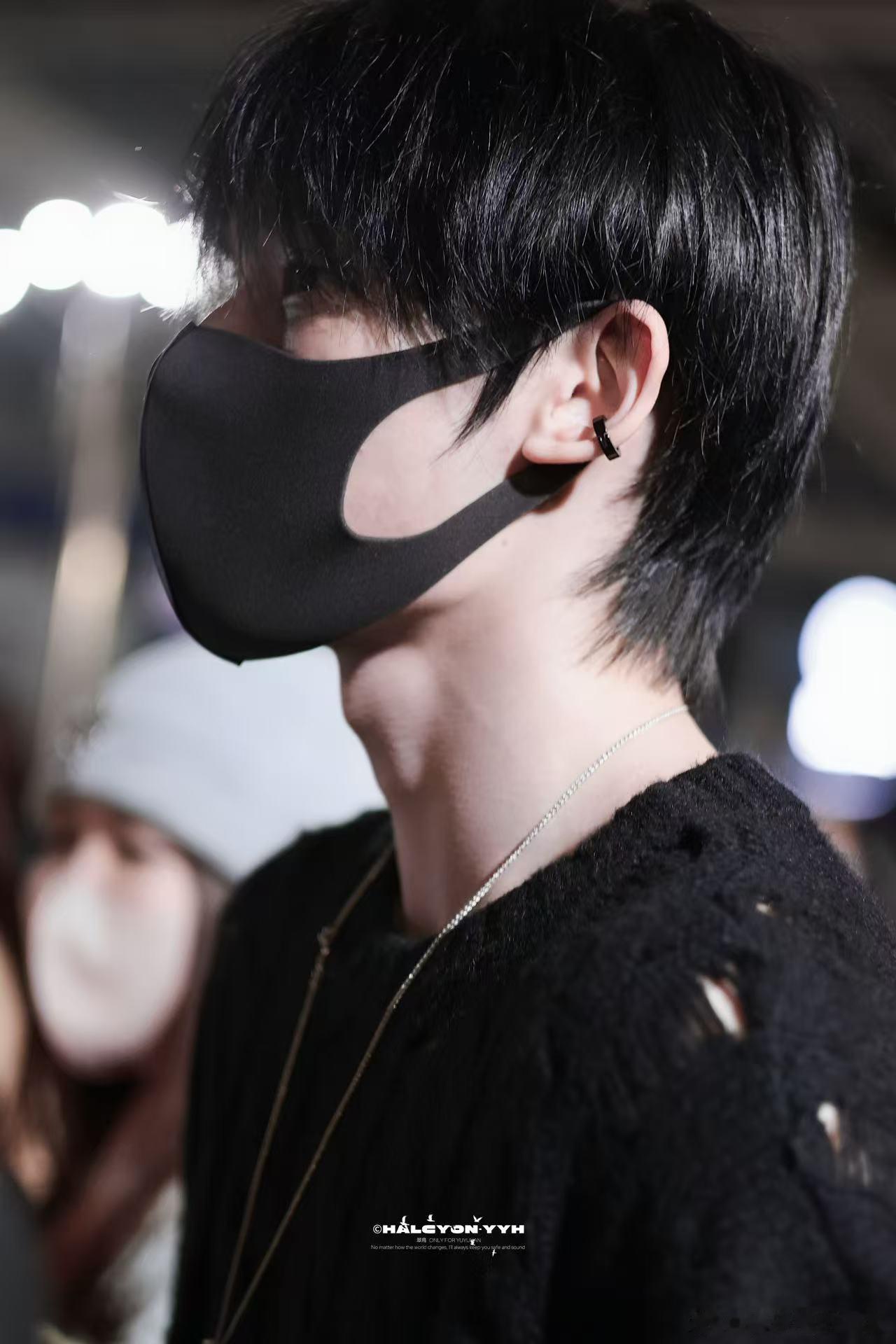 余宇涵机场走一半把外套脱了 谁懂啊！余宇涵脱外套的瞬间直接戳中审美，顺毛乖乖的样