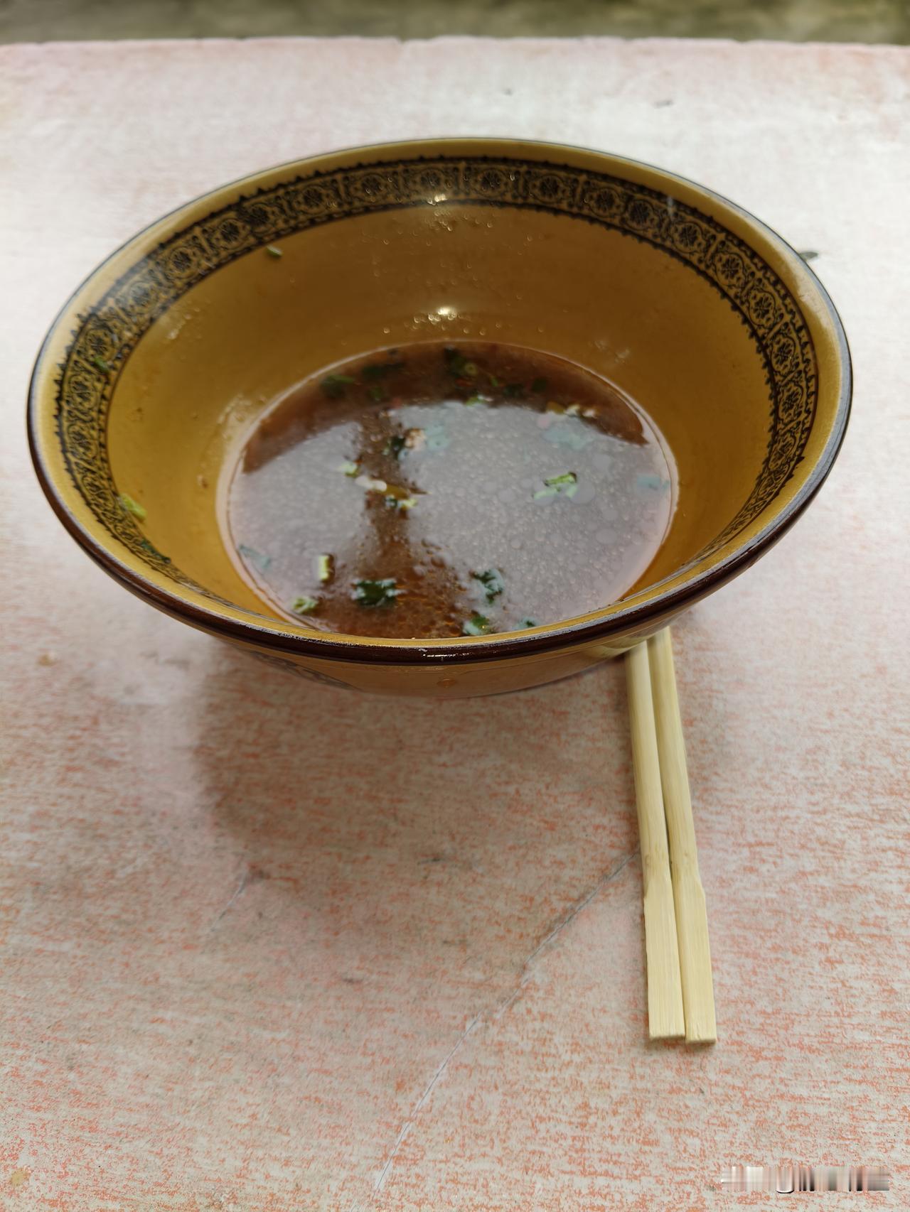 我嗦面就爱喝面汤，喝个底朝天！
我发现，有的人明明喜欢面汤鲜美，却不好意思喝，何