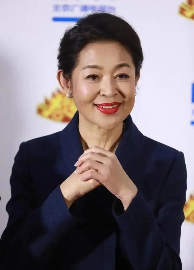 倪萍家里连保姆共五口人，可她天天只炖四只海参，保姆一口也吃不上。倪萍姥姥说：“你