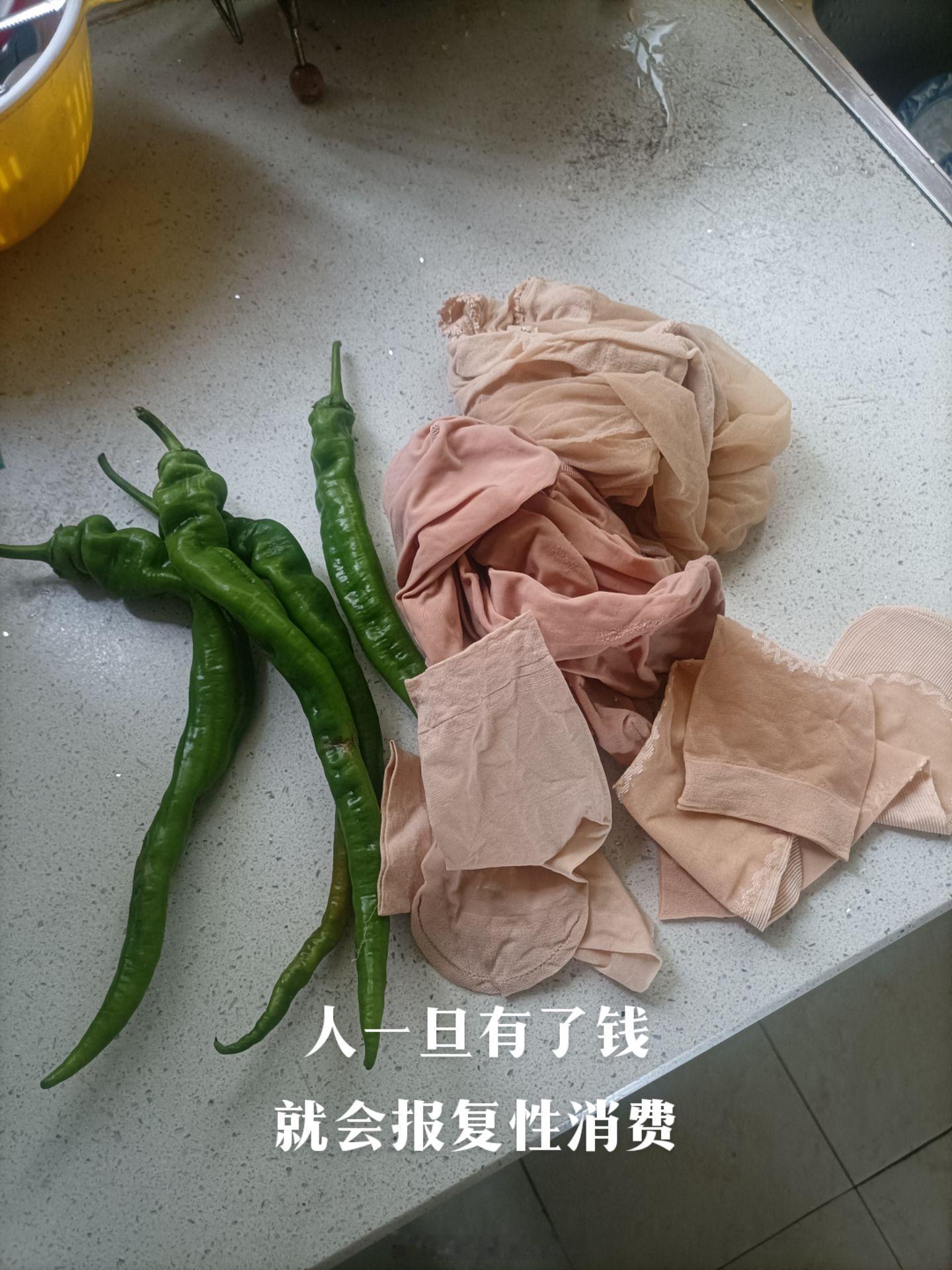 本来预备了一盘青椒炒肉丝和一盘糖醋里脊，听说你的胃不好不能吃酸辣的，所以我特意叮