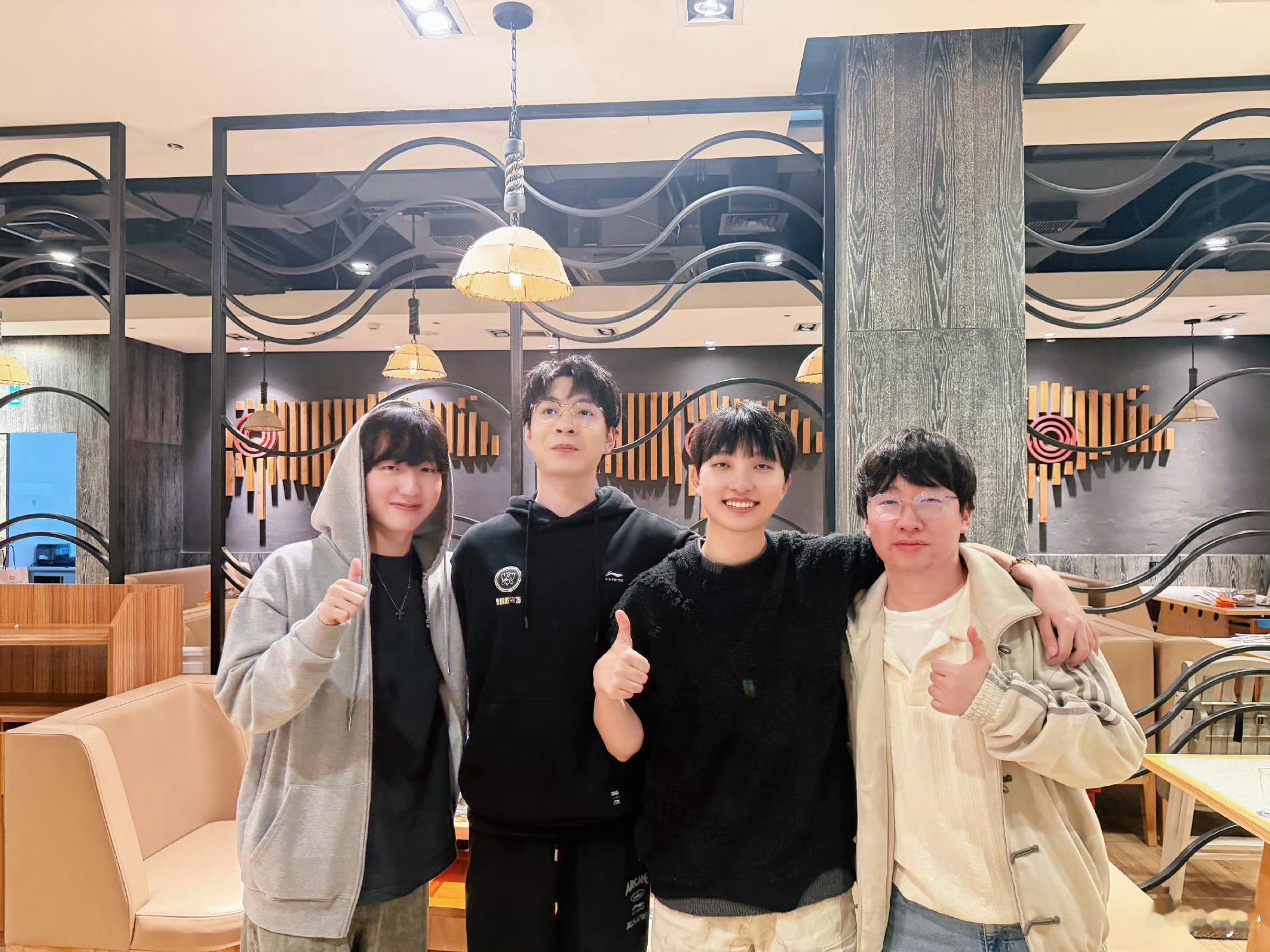 xiye发布了和🥜的聚餐照片[苦涩][给你小心心]最好的2020LGD[羞嗒嗒