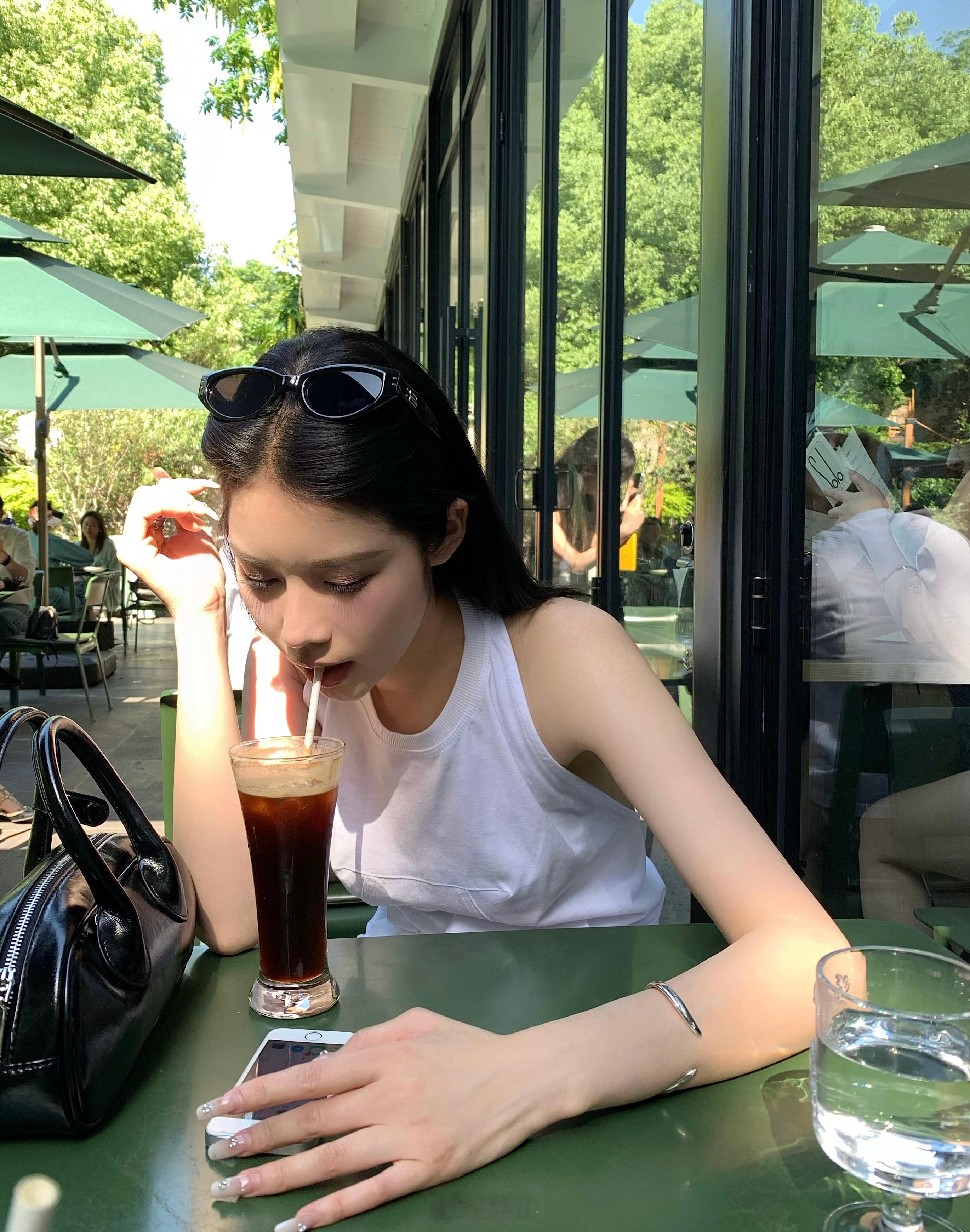 还是以前的home键iPhone有意思。 ​​​