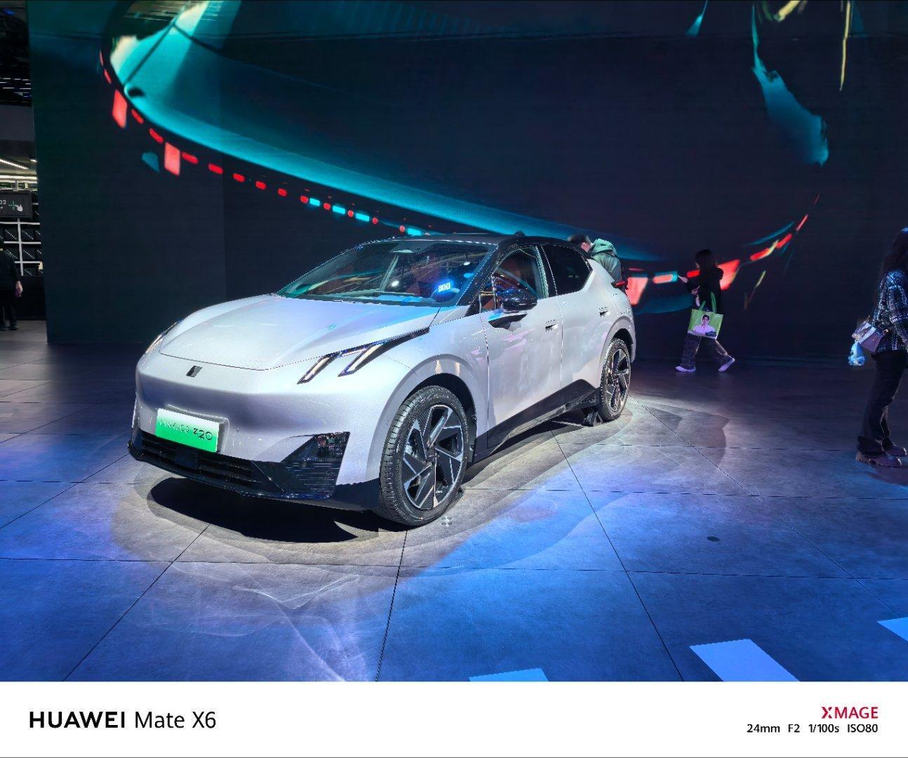 想不到吧，曜红版的外观是银色的，红的是内饰作为一台都市精致小车领克Z20的风范是