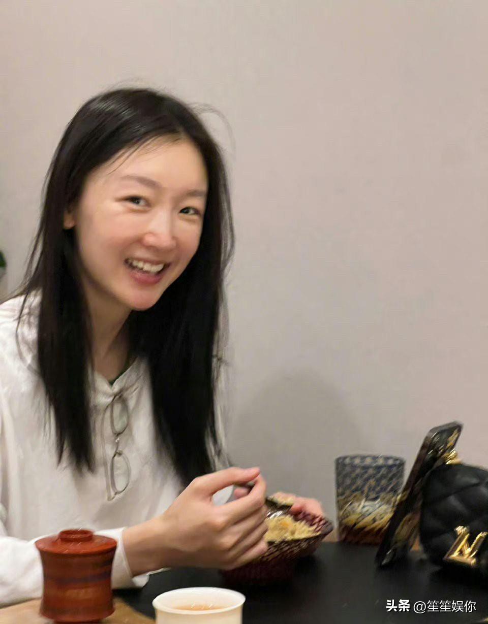 周冬雨这组生图被骂“颜值不如素人”，真的离谱到好笑。她从来就不是靠脸吃饭的流量，