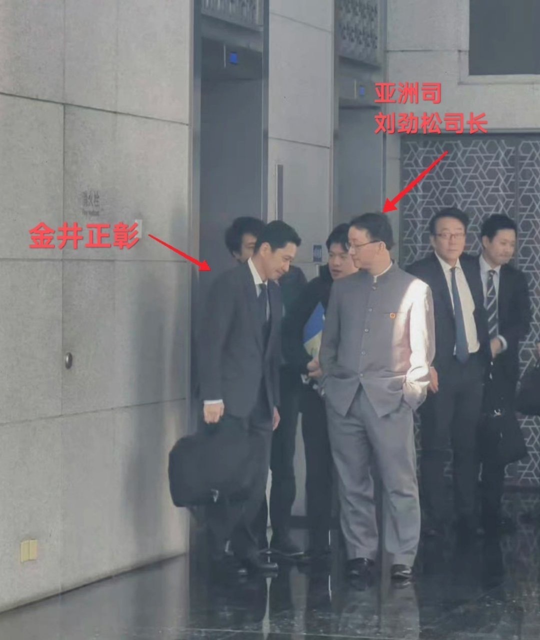 双手插兜，对待日本人就得这个态度！外交部亚洲司司长刘劲松与日本外务省亚洲大洋洲局