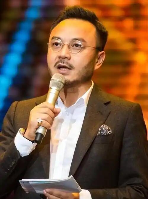 汪涵何炅加起来一百多岁了汪涵何炅都是74年出生 原来两位都是74年的！加起来超百