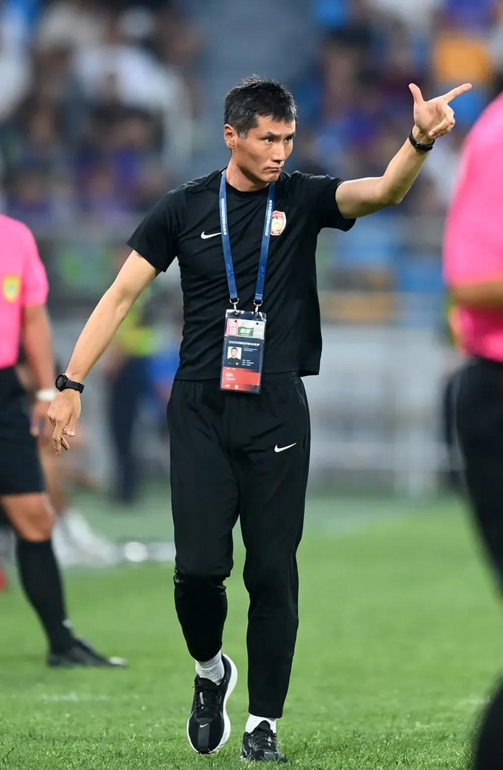 看看邵佳一头发都白了，也是资历深的见证。曾经在2002年世界杯上就有邵佳一上场，