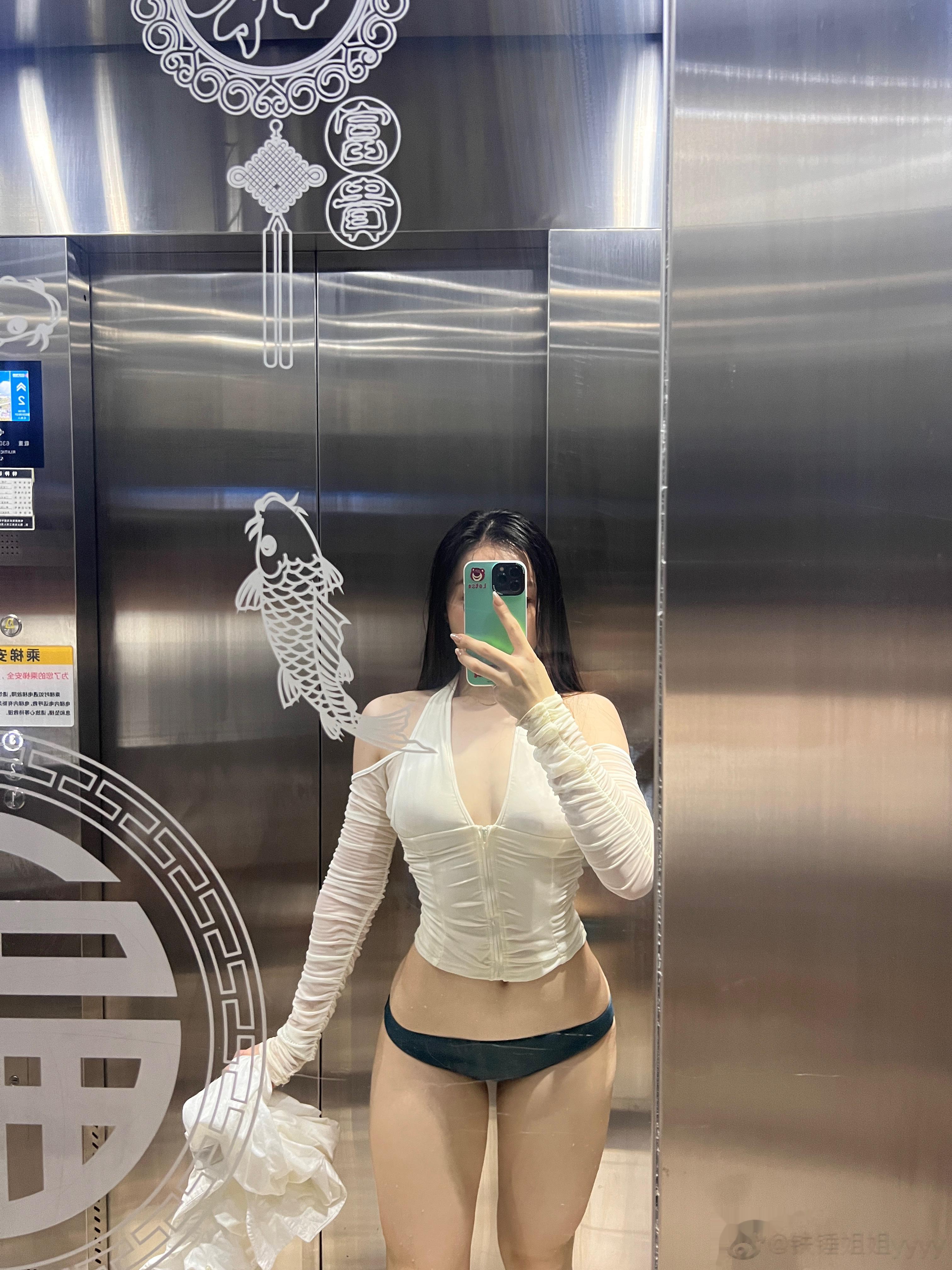 游完泳，电梯里对镜拍🤳🏻 ​​​
