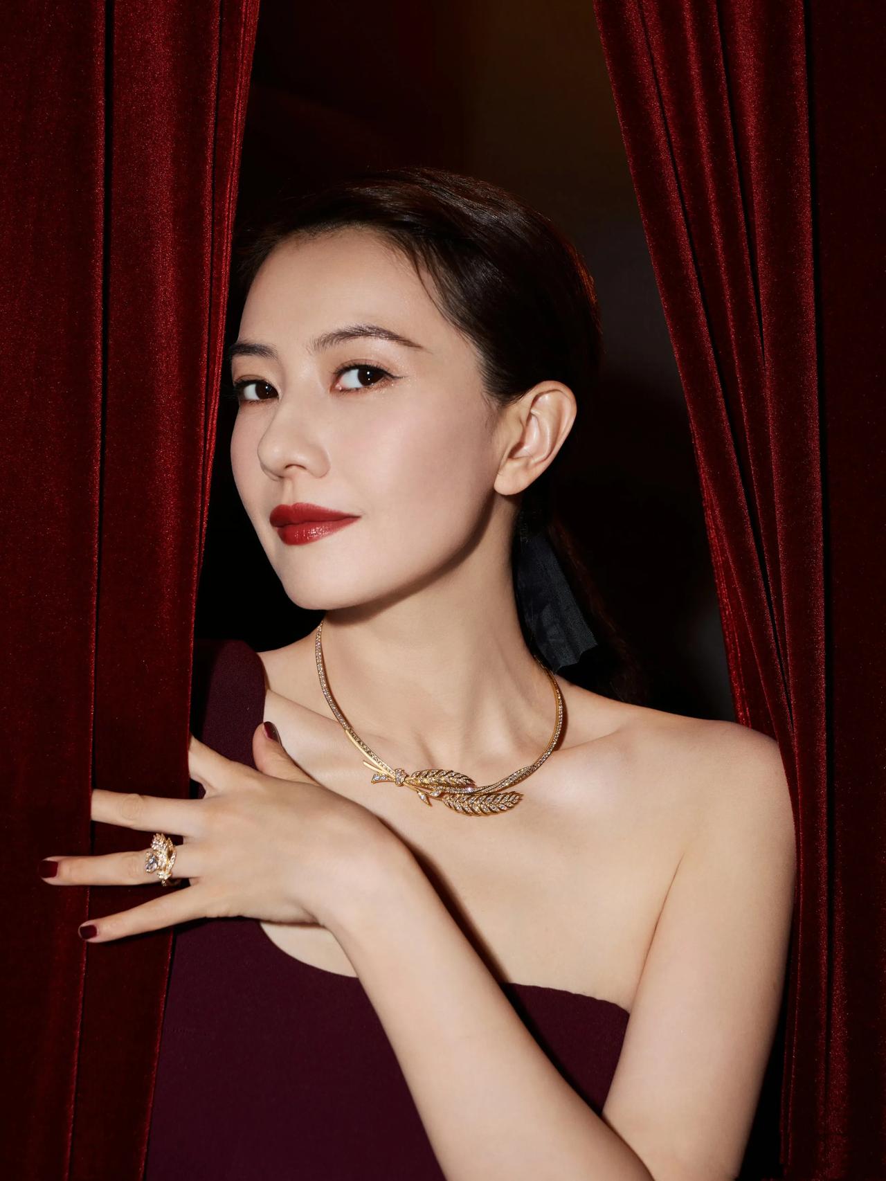 高圆圆亮相时尚芭莎珠宝年度盛典！
高圆圆身着Safiyaa酒红色单肩鱼尾长裙，搭