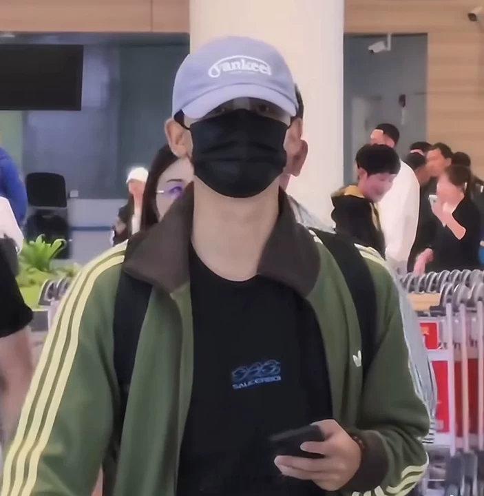 张晚意鼻子受伤张晚意鼻子受伤了！哥也太低调敬业了…疑似张晚意鼻子受伤早日康复！期