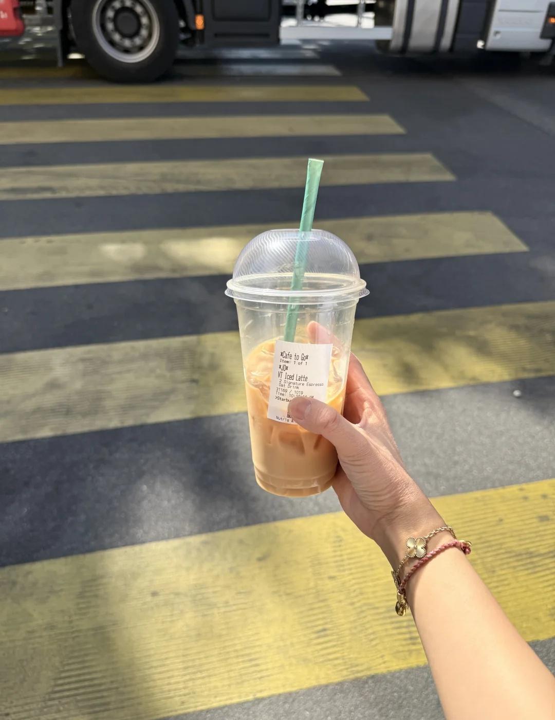 姨妈第一天上午 第四杯咖啡
6点多起床如约而至
早餐三杯
一个人出门溜达
想点燕