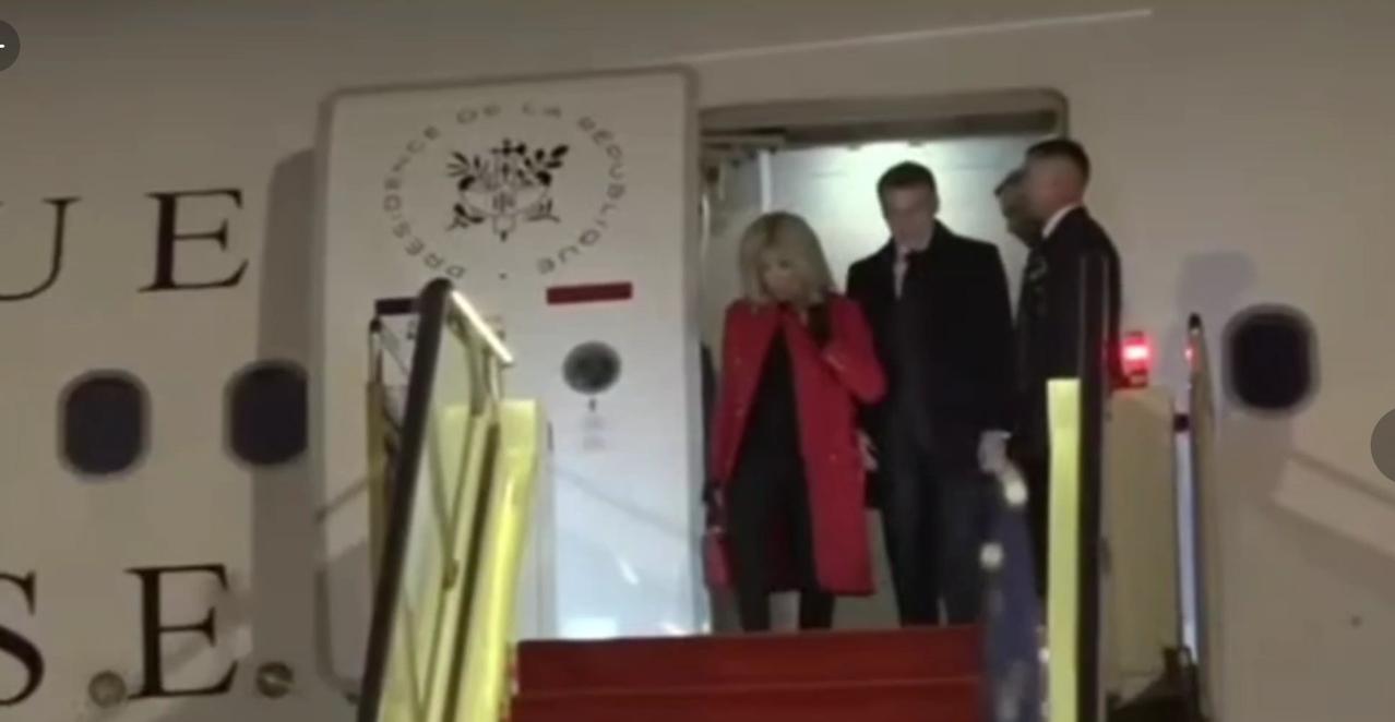 法国总统抵达北京，妻子布里吉特也来啦！12月3日马克龙先生携手妻子布里吉特抵达北