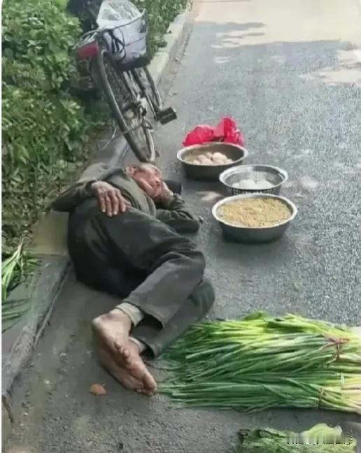 70岁空巢老人的心酸有谁能懂？辛勤的劳动成果，却换不回一顿温饱！

清晨5点出门
