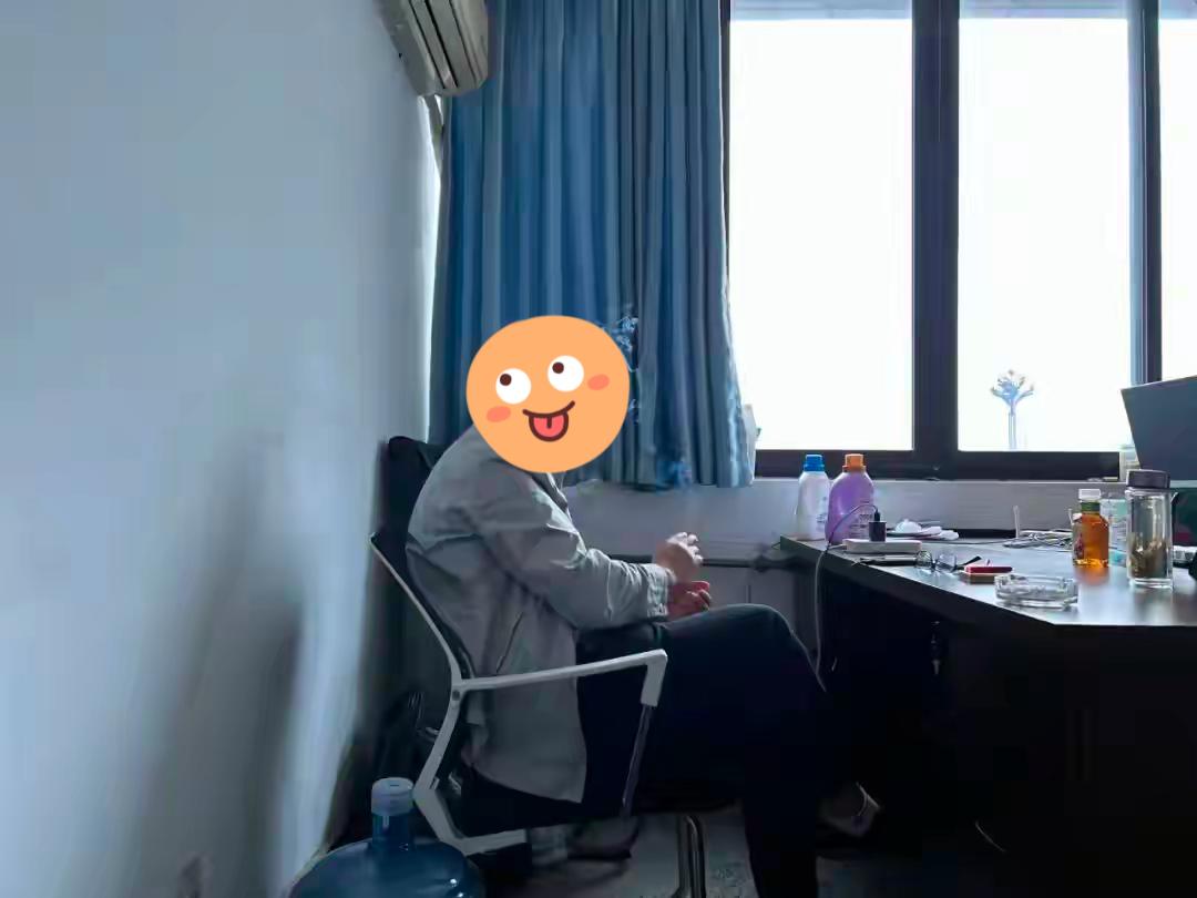 单位上班三件事：把尿喝白，把事搅黄，把电充满！

退居二线，说好听点叫“顾问”，