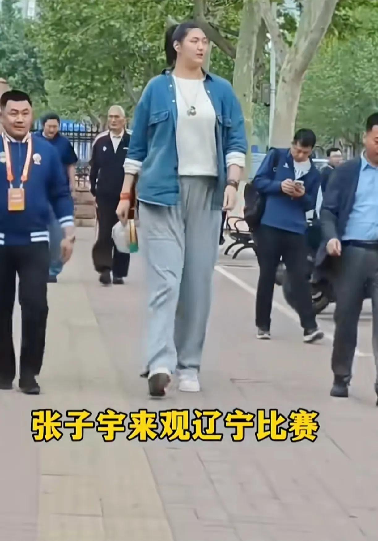 张子宇这身高不愧是打蓝球的，超越常人，路人都比她矮了半截。
