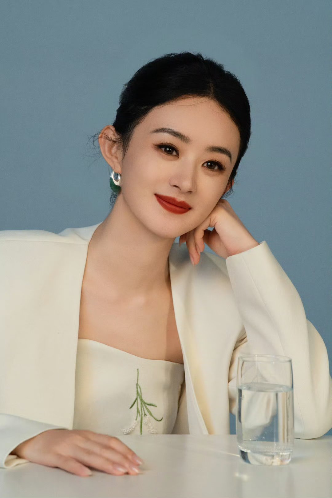 赵丽颖赵丽颖 zly纪梵希全球彩妆及香氛代言人赵丽颖 "我一定要去寻找，就算无尽