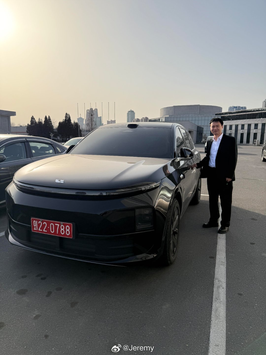 朝鲜也有理想汽车，你别说，这个红色的车牌还挺喜庆。理想汽车