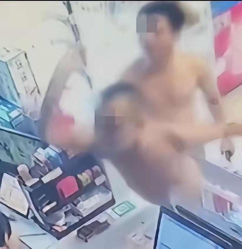 离职前三天，她挨了一巴掌：105块钱的账，打碎了多少打工人的体面！

东莞老社区