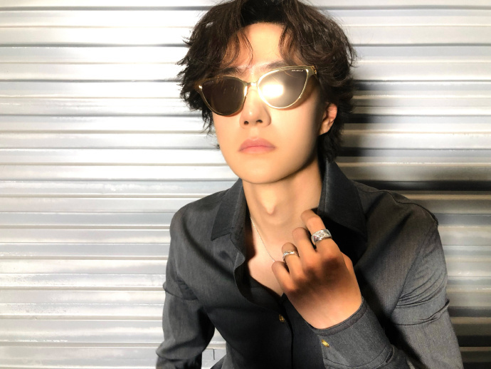 王一博发了12连拍王一博出道12周年12连拍 王一博发了12连拍，王一博出道12