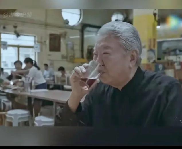 “人间清醒”八十多岁的蔡澜养生有七字真言“抽烟喝酒不运动”，穿几万块的衬衫，住全