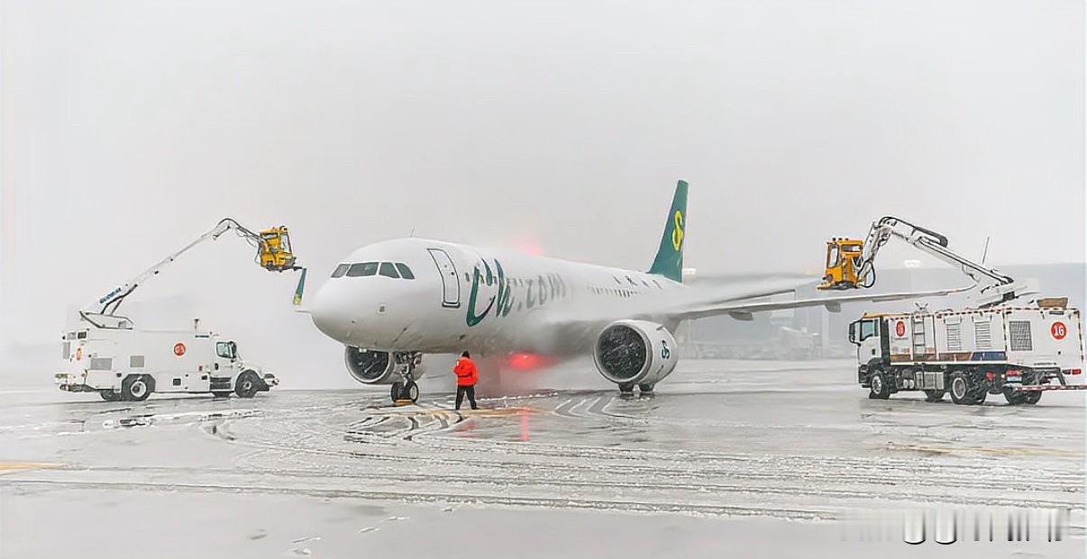 西安突降暴雪致航班大面积延误 机场积极应对保障滞留旅客

12月31日，西安迎来