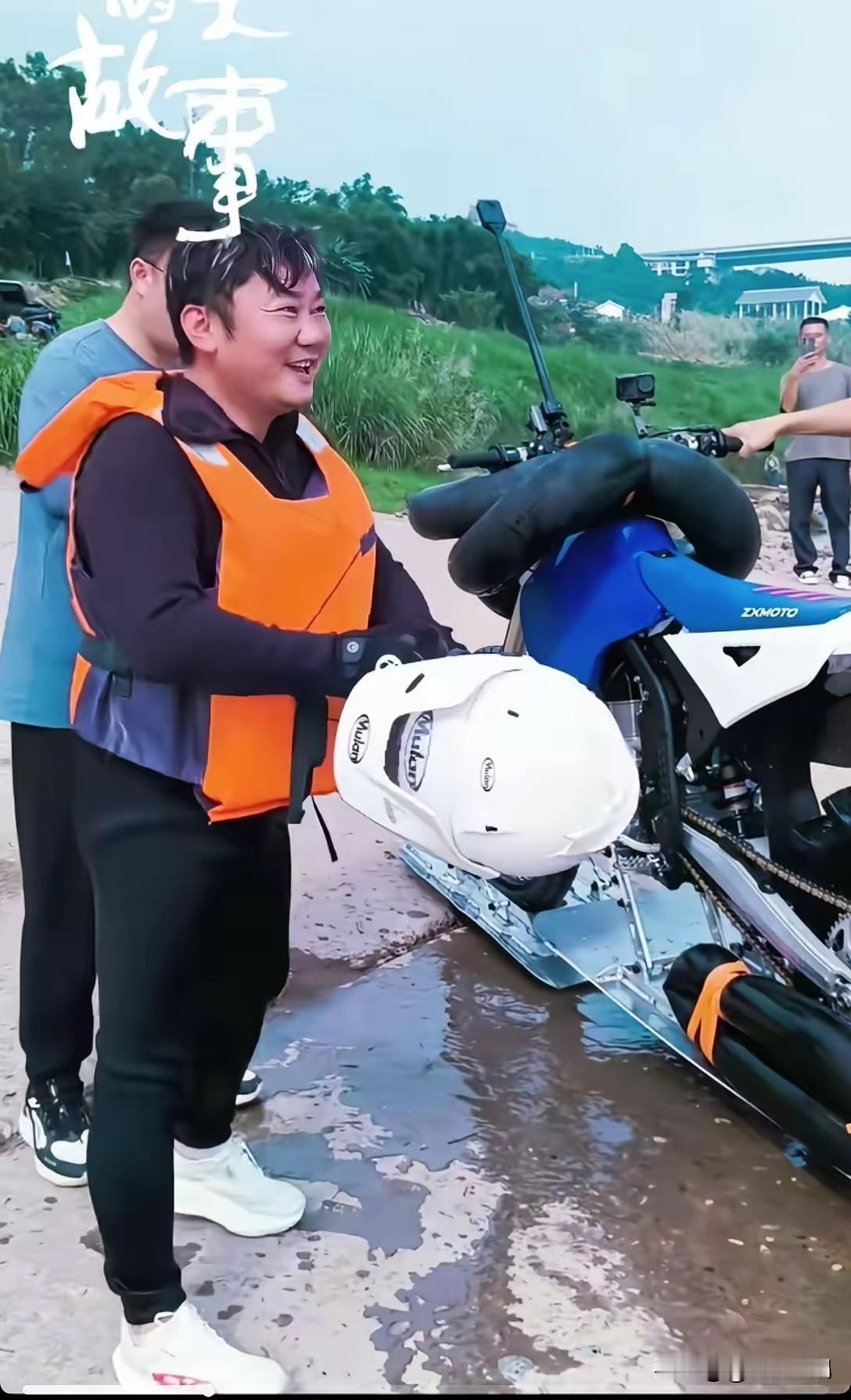 能水上漂的摩托车，实用性，不对，实战性很强。
