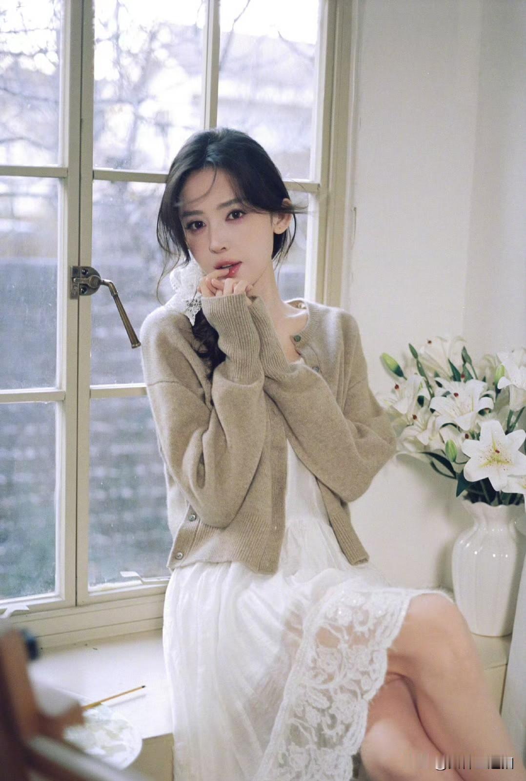 冬日暖阳下，温柔少女与白色百合共舞