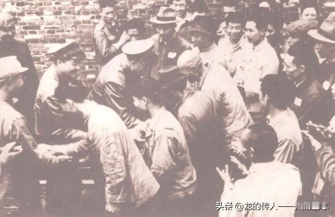 贺龙接见各方人士。