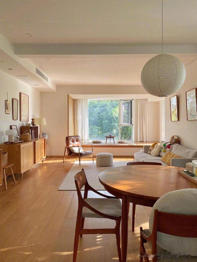 多地二手房成交回暖的背后，是政策层面持续发力，且力度超预期。

上海近期启动由国