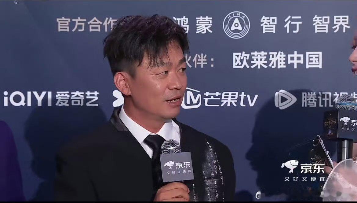 王宝强年度号召力影人🌟荧幕形象深入人心，男女老少都熟知他，新作话题刷屏全网，稳