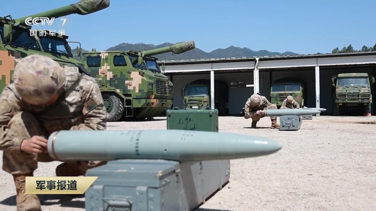 PCL-181 型 155 毫米车载榴弹炮发射国产精确制导炮弹（图1）——PCL