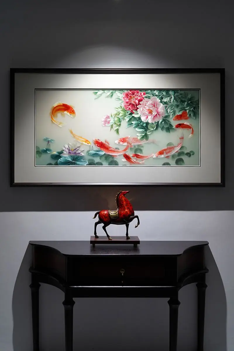 丝绣锦鲤牡丹 鱼戏花间，富贵有余，尽在丝中。没有浓烈的色彩，只有丝线晕...