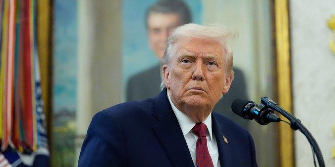 2025年12月16日，特朗普在媒体上直接放话：下令对所有受制裁的进出委内瑞拉的