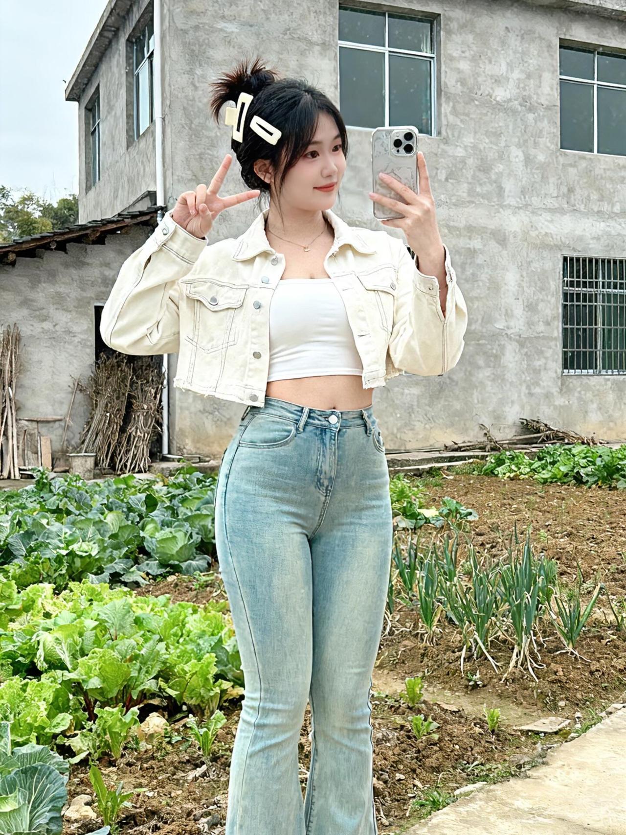 回村穿搭被夸爆！短款牛仔外套+微喇裤，菜园子秒变秀
回村穿这套在自家菜园子拍照，