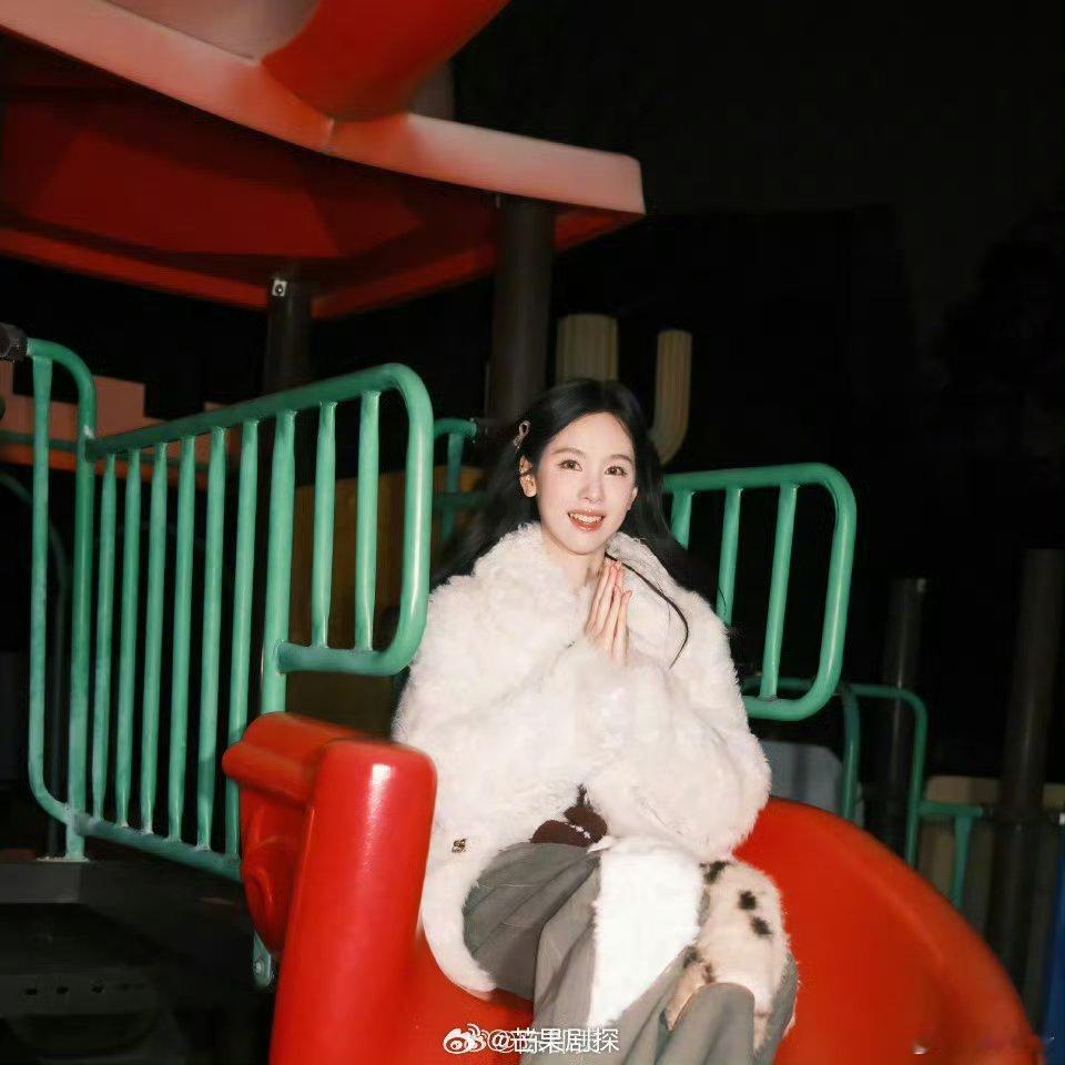 陈都灵滑梯随拍陈都灵又去玩滑梯了 休闲娱乐，滑梯随拍 