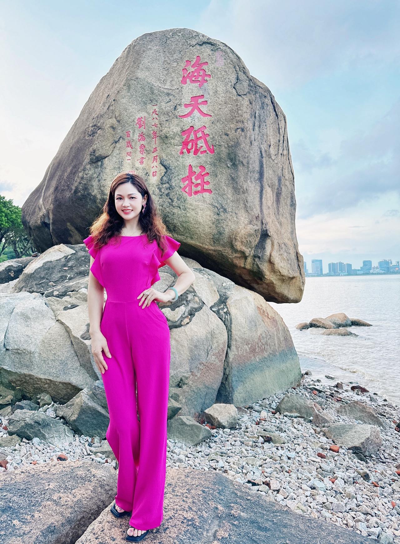 女人最高级的质感，从不是年少的惊艳芳华。
 而是历经岁月淬炼后，依旧眉眼舒展、内