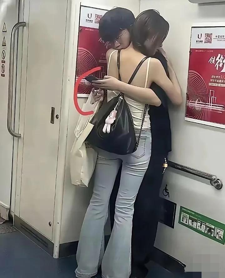 今儿在列车上瞅见个事儿，

   简直惊掉下巴！

有个男生抱着女友，

   