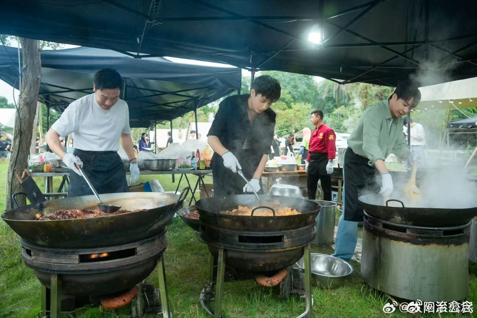 贾冰新剧请全组吃席真香太阳系公民厨子团今日成立片场突发趣味名场面，贾冰化身伙食担