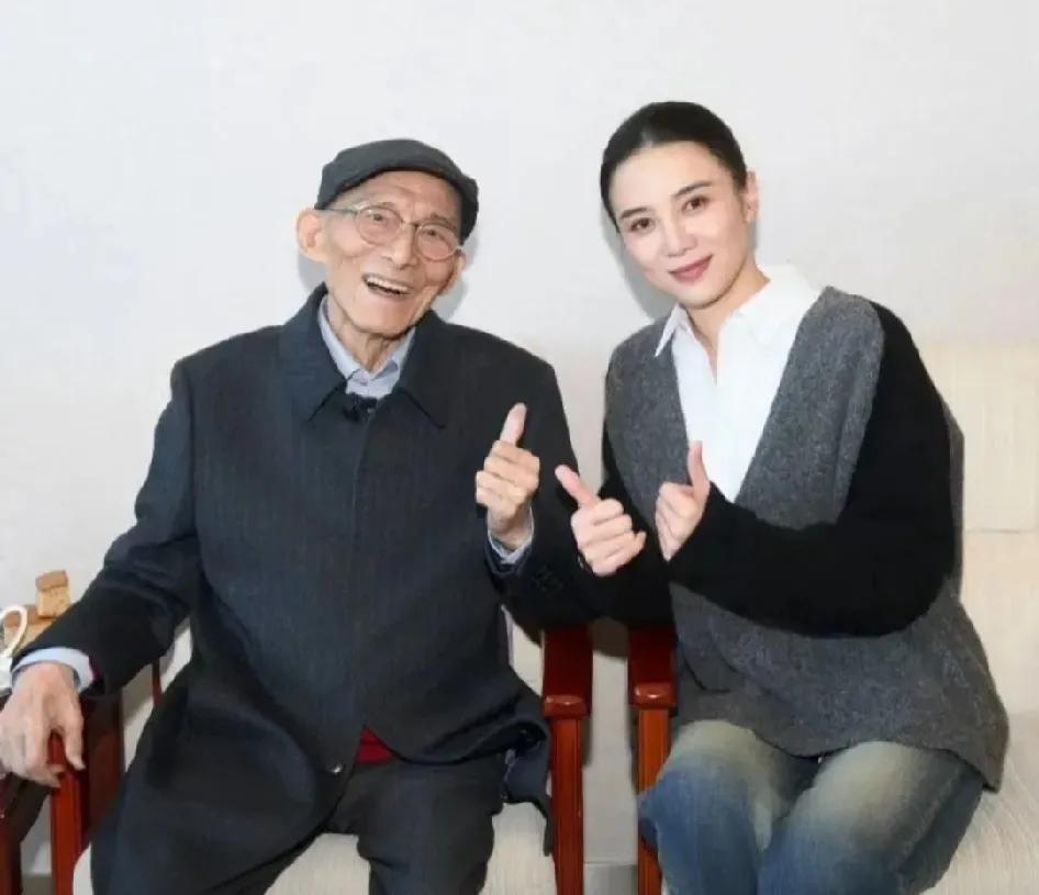 爷叔张桂梅同框了……
这个画面，有点意思
都很优秀的游本昌和宋佳
两人在某节目上