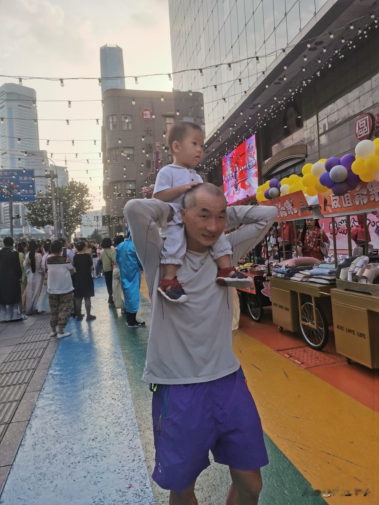 大连友谊商城七夕国风演出，传统节日过出中式浪漫。

今天晚上六点，去友谊商城买点