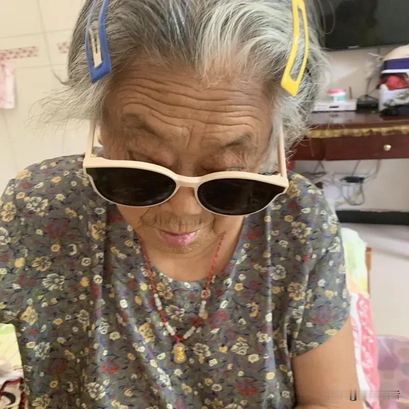 武汉有位92岁的刘奶奶，堪称当代睡美人，每天要睡足20多个小时。下午四点才慵懒起