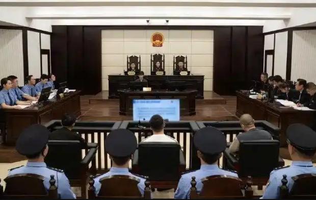 七枚弹孔穿透头盖骨，遇难者跪姿深埋土中，四具中国公民遗骸重见天日。
 
央视曝光