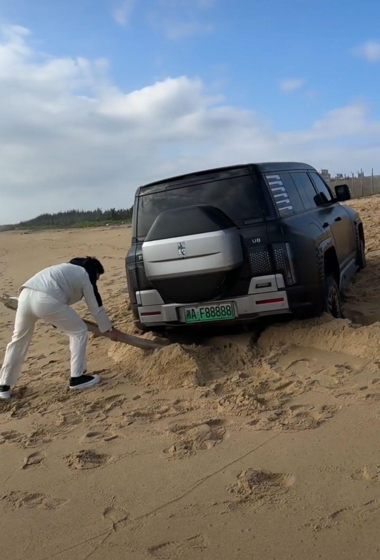 我还在开玩笑，我说换做我一脚油门的出来。一看这波操作才知道，怎么开一进...