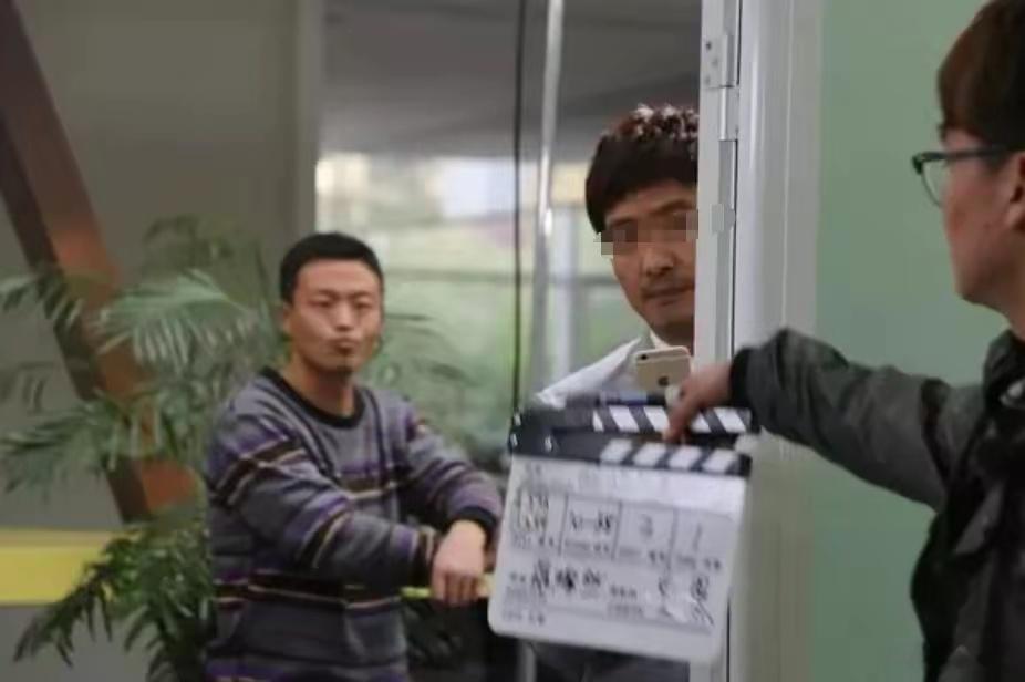 陪睡陪玩仅是表象，男星再曝黑幕，被逼迫拍裸照才能换来男一号了 